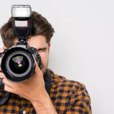 Jak prawidłowo zsynchronizować lampę błyskową z aparatem - poradnik fotografa